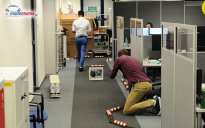 Zabawa modelami zdalnie sterowanymi RC w biurze firmy